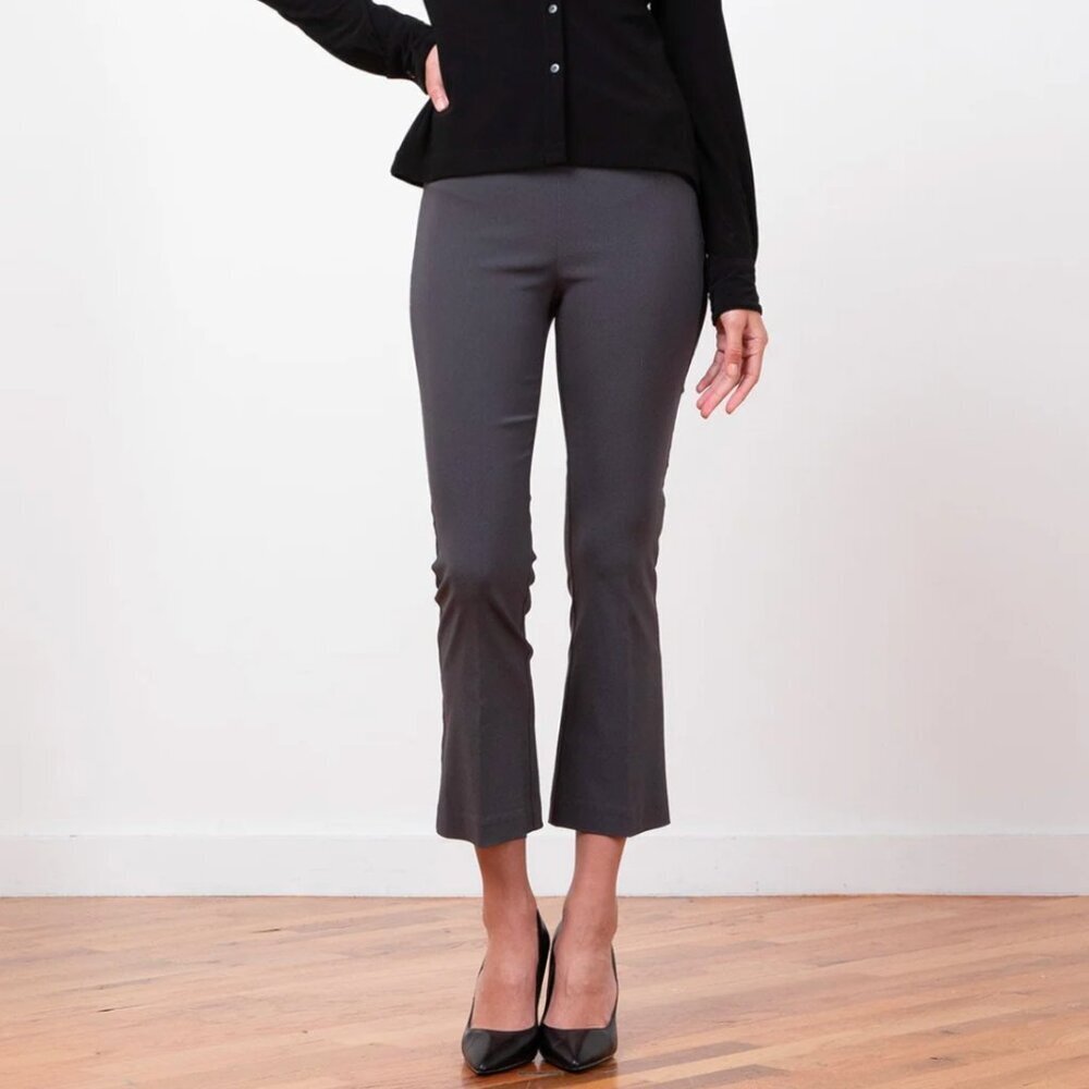 Avenue Montaigne Leo Signature In Gray Size 6